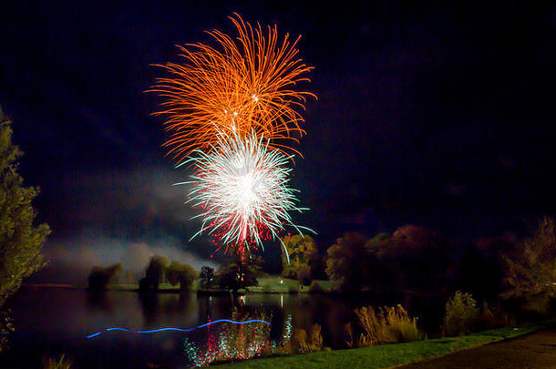 2017年烟火/篝火之夜，在肯特郡敦布里奇威尔斯的邓诺兰公园湖对岸进行烟火表演。烟花映在湖面上。