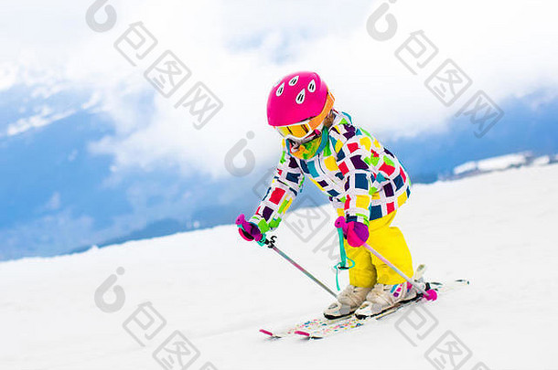 孩子滑雪山活跃的蹒跚学步的孩子安全头盔护目镜波兰人滑雪比赛年轻的孩子们冬天体育运动