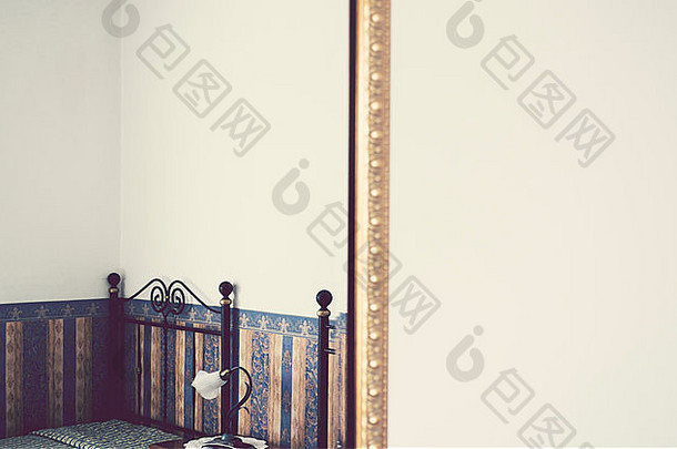 古董黄铜床上反映了镜子
