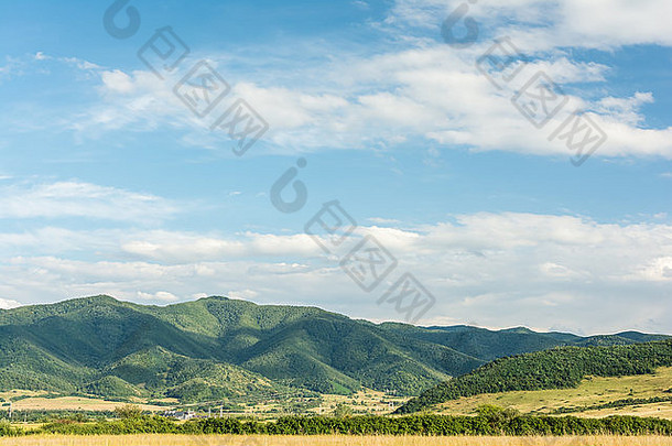喀尔巴阡山脉的山景观蓝色的天空夏天
