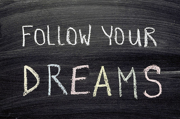 跟随你的梦想，用手写在黑板上的短语