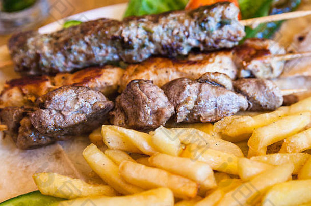 前往中东国家约旦王国-佩特拉镇的餐厅，用<strong>各种</strong>阿拉伯烤肉串特写
