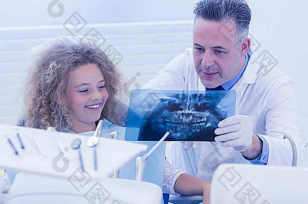 儿科牙医解释年轻的病人x射线