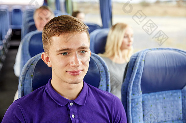 快乐年轻的男人。坐着旅行公共汽车<strong>火车</strong>