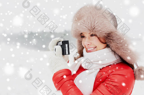 快乐女人电影相机在户外冬天