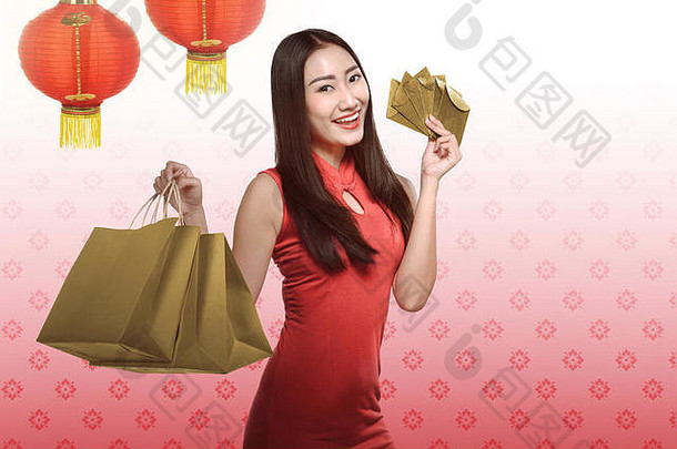 穿着传统服装的中国妇女，手拿灯笼袍。新年快乐概念