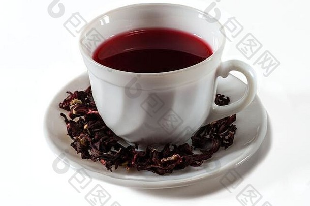 一杯卡卡德红茶，干花隔离在白色背景上