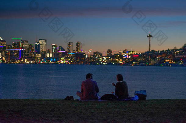 浪漫的野餐约会之夜，从天空俯瞰西雅图的城市风光