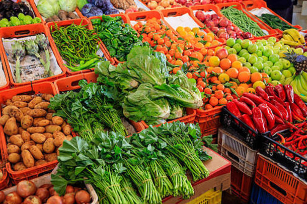 塞浦路斯尼科西亚市场上出售的各种新鲜蔬菜和水果。详细的特写视图。
