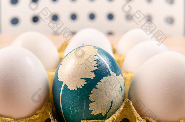 一个有机的蓝色复活节彩蛋站在白色彩蛋中间，复活节节日装饰，复活节概念背景和空间