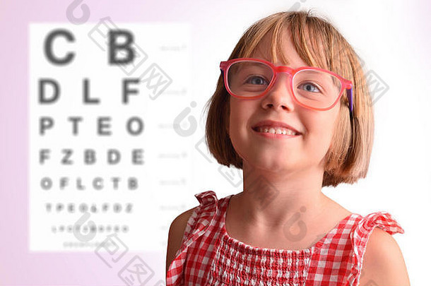 <strong>儿童眼睛</strong>检查，女孩戴眼镜，背景是字母板。眼睛修正的概念。水平构图