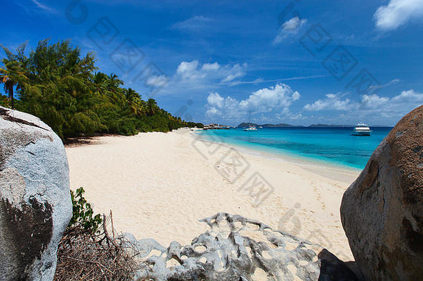 加勒比海英属维尔京群岛维尔京戈尔达美丽的热带海滩，有白色的沙滩、青绿色的海水和蓝色的天空