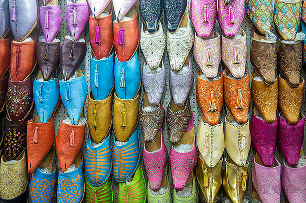 色彩斑斓的babiuches露天市场马拉喀什摩洛哥