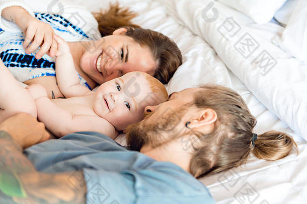 肖像快乐年轻的父母婴儿床上首页