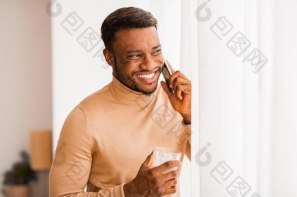 快乐的非洲式发型的家伙会说话的手机站首页