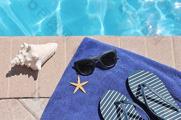 假期池在游泳池边毛巾太阳镜