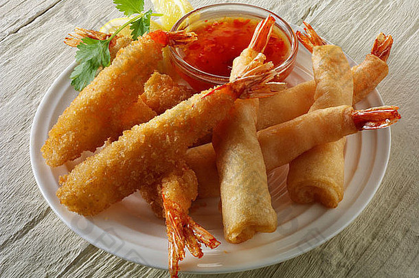 中国开胃菜——油炸面包虾。春卷、点心和萨莫萨