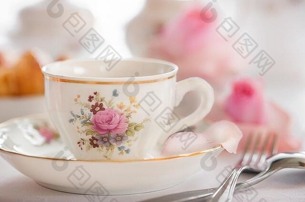 一套<strong>花</strong>卉玫瑰图案精美瓷器<strong>茶具</strong>，配有茶壶、糖壶、奶精和茶杯。