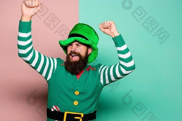 走运吧。帕特里克日。戴着绿色帽子的快乐的留着胡子的时髦人士。圣诞精灵。庆祝快乐。留胡子的男人玩得很开心。爱尔兰啤酒传统。冬季狂欢节。爱尔兰酒吧派对。成熟的小妖精。