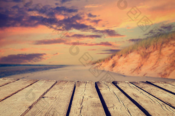日落海滩空木甲板表格准备好了产品蒙太奇显示