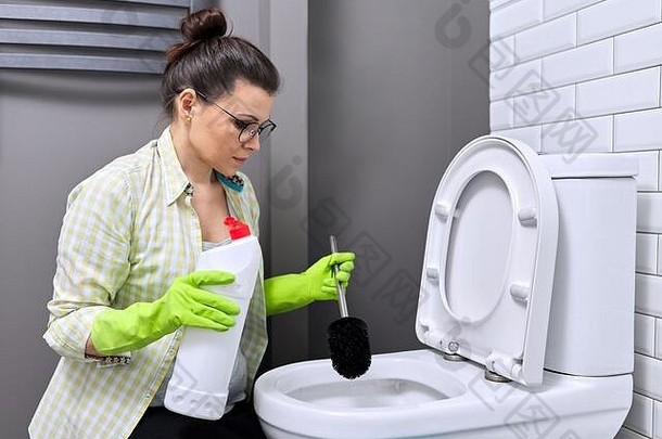 家庭主妇洗消毒厕所。。。手套洗涤剂刷