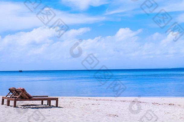 在蔚蓝的天空下，在海边美丽的沙滩上坐着椅子。<strong>暑期</strong>休闲的概念是一种<strong>旅游</strong>度假的理念。空拷贝空间