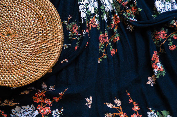 时尚手工制作的天然有机藤袋，配有衣服和太阳镜。夏季时尚概念