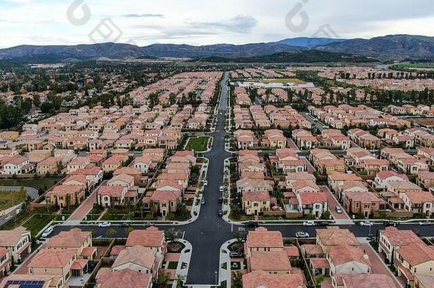 城市蔓延的鸟瞰图。郊区挤满了房屋和道路。在阴天。位于美国加利福尼亚州欧文市的大片土地