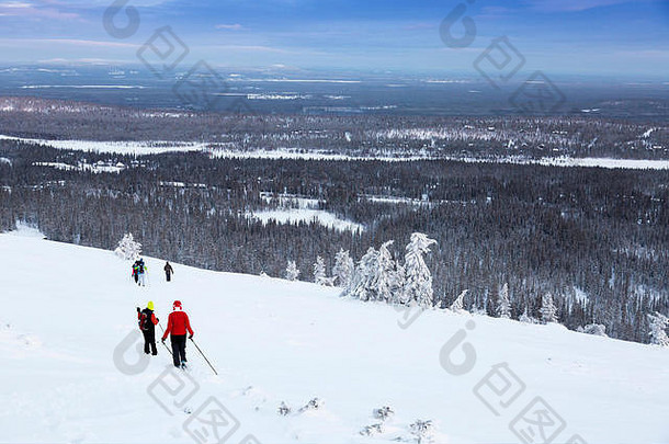 一群徒步旅行者在冬季雪山上——芬兰罗斯托