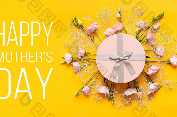 母亲节快乐。明亮的黄色和淡粉色母亲节背景。平铺贺卡，带有漂亮的礼品盒和粉红色的李
