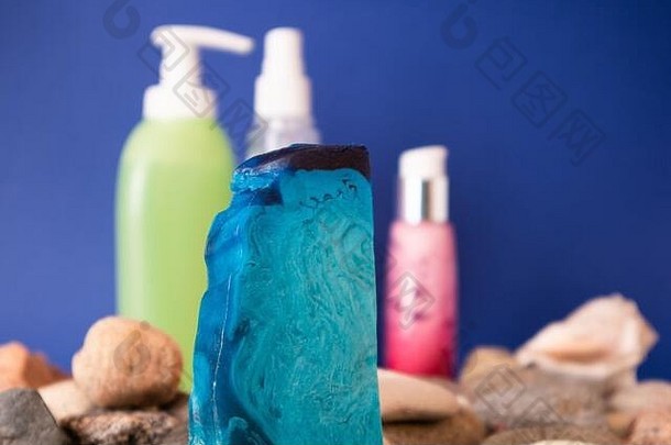 薄平一块蓝色的薄荷手工制作的肥皂说谎卵石化妆品