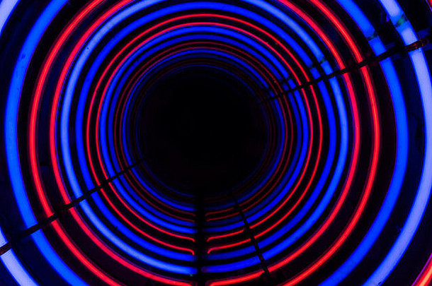 红蓝相间的圆圈通向深渊的隧道