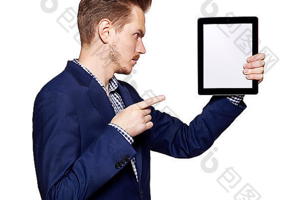 <strong>一个</strong>年轻人指着数字平板电脑的摄影棚照片。在白色背景上隔离。