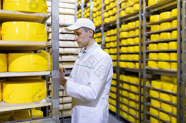 站在乳品厂生产部观看redy生产的检查员画像