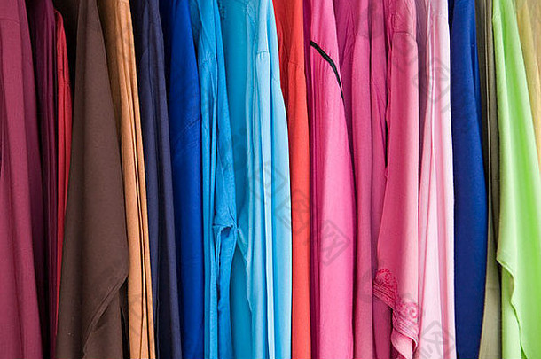 北非摩洛哥马拉喀什露天广场货架上挂着五颜六色的连衣裙