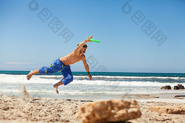 夏日运动健身跳沙滩飞盘帅哥