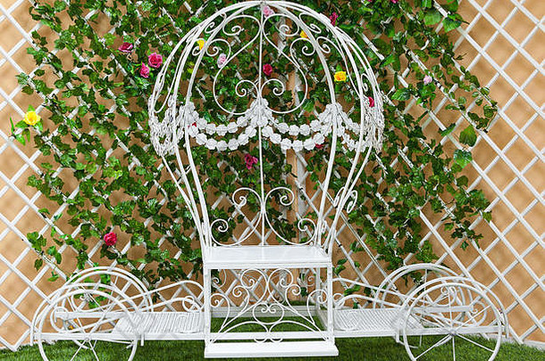 白色伪造的教练盛开的花园婚礼装饰