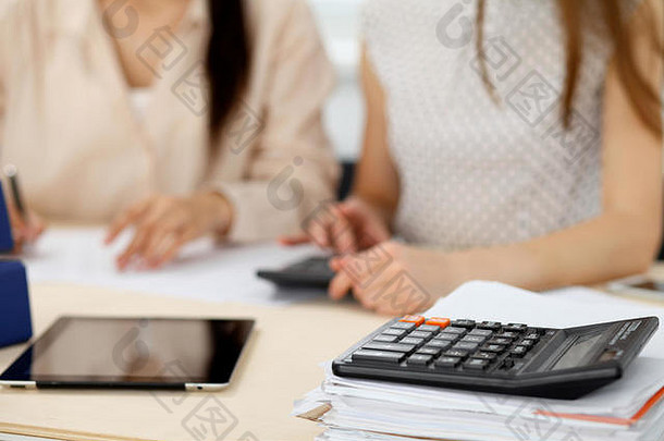 女会计师计数计算器收入税形式完成手特写镜头内部收入服务检查员检查金融文档规划预算审计概念