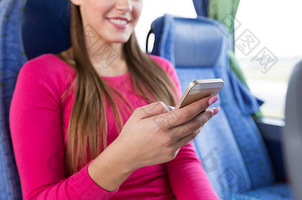 关闭女人旅行公共汽车智能手机