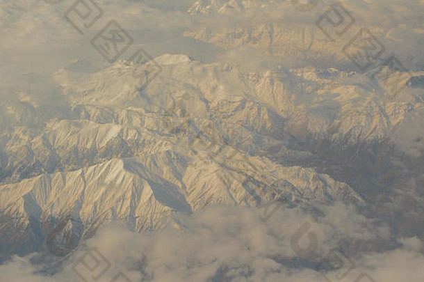 鸟瞰美丽的雪山。扎格罗斯山脉。伊朗