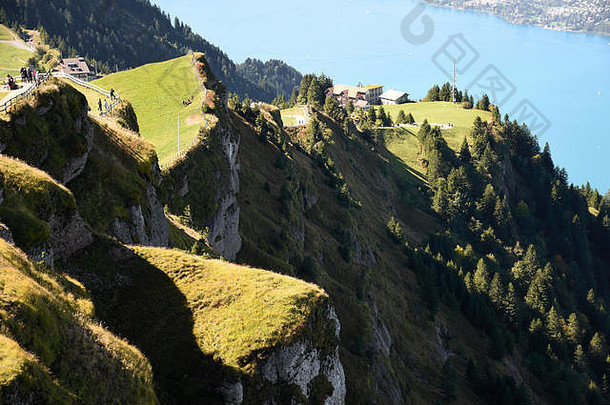从瑞士里吉山的里吉库尔姆山顶俯瞰绿草地、山脉和岩石山坡的卢塞恩湖全景景观