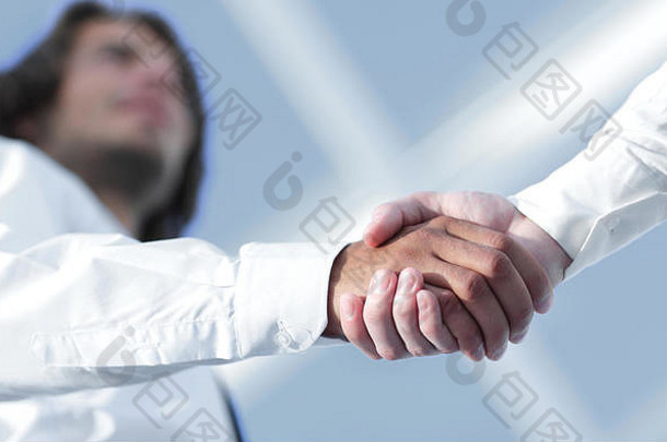 两位成功商人握手的特写照片