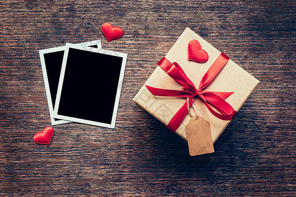 空白相框和礼品盒，红心木背景。