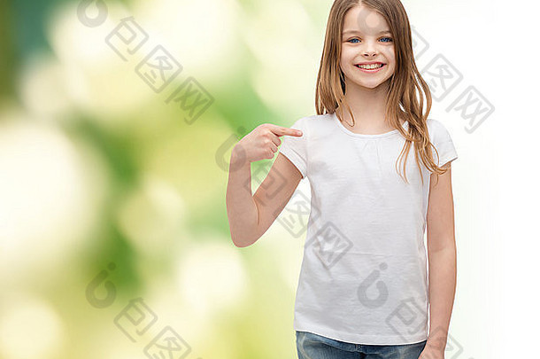 穿着白色t恤的微笑小女孩