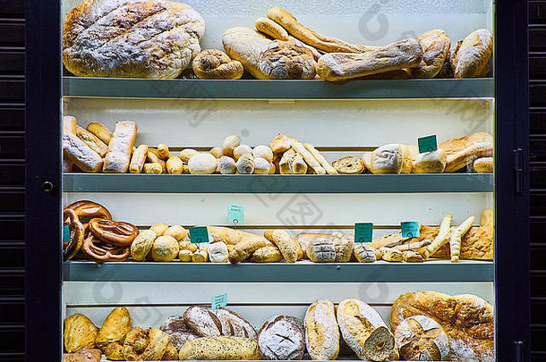 典型的意大利面包商店前面面包店