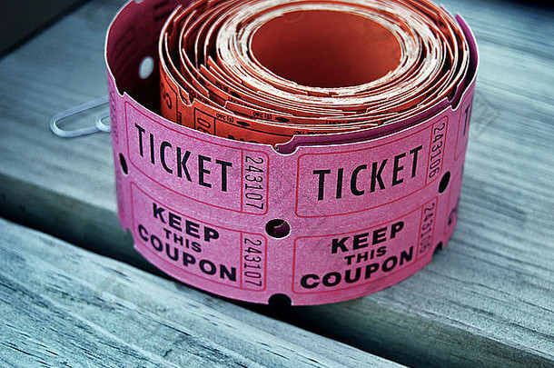 木头上的一卷粉红色奖券。