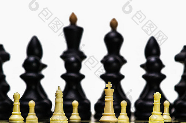 国际象棋故事：超级大国。与巨大的黑色棋子<strong>对弈</strong>的白色小棋