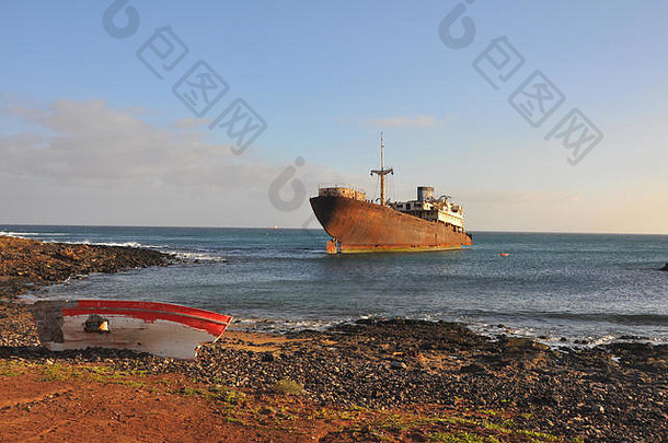 西班牙加那利岛兰萨罗特海岸一艘锈迹斑斑的旧船失事