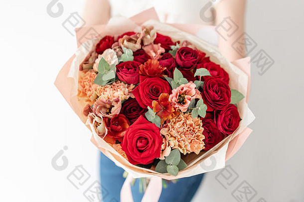 混合<strong>花束</strong>红色的音调美丽的群新鲜的花女士手工作花店花商店新鲜的减少花