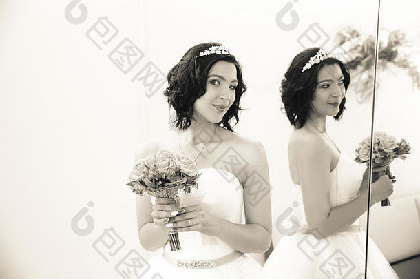 黑色和白色照片复古的风格新娘站前面镜子